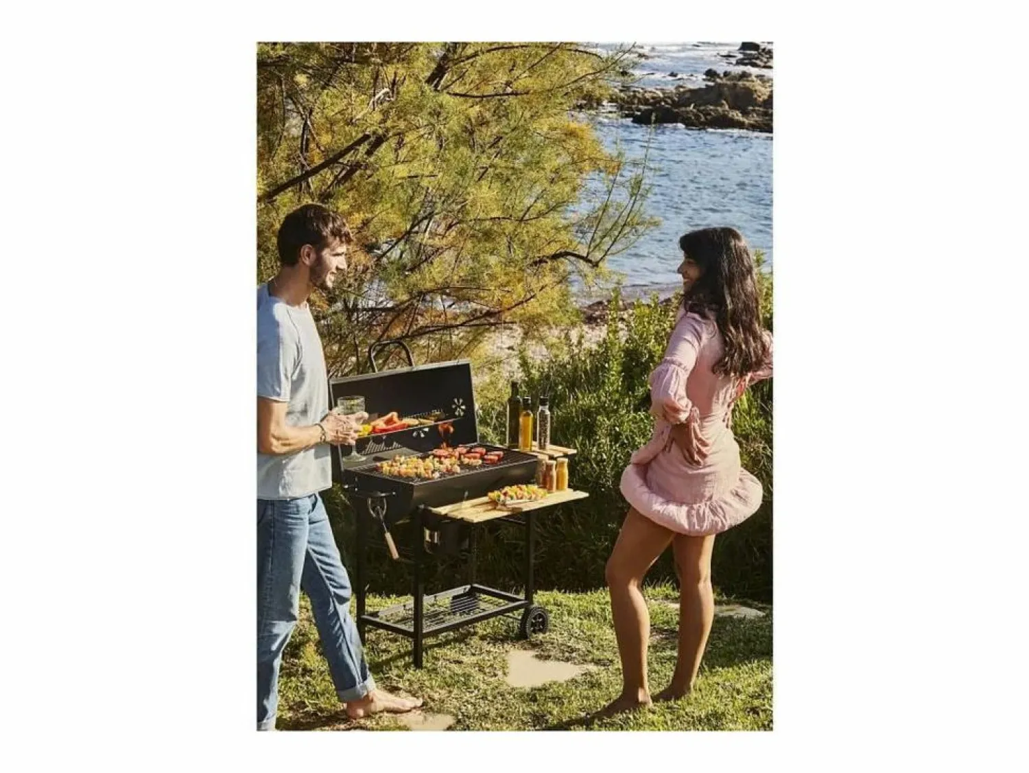 Online Barbacoa de carbón MIKE - superficie 71 x 35 cm con estantes de madera FSC Barbacoa