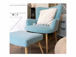 Hot Butaca y pouf de 89x69x70 cm y 35x37x45,5 cm de tela en cielo y patas de metal India Sillón Escandinavo