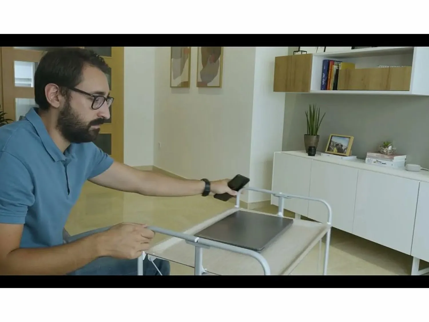 Don Hierro Carrito auxiliar plegable con ruedas - Estructura metálica blanca, 2 estantes laminados – 72*66*43 cm - BAUHAUS