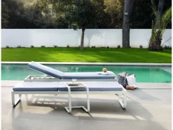 Chaise longue de aluminio y fibra sintética con cojín azul
