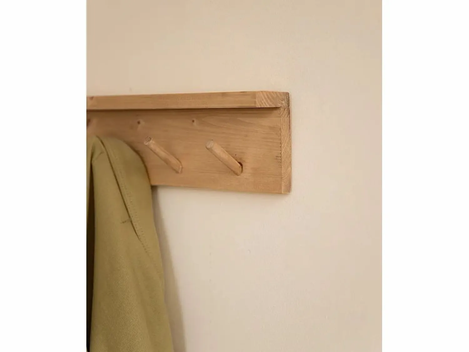 Online Colgador de pared de madera maciza en tono roble medio de 61x9,5cm - KATE - Perchero