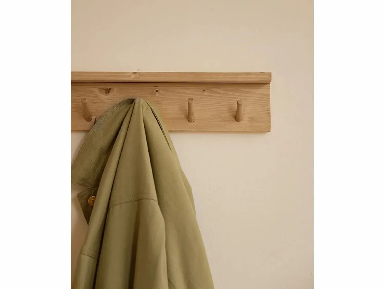 Online Colgador de pared de madera maciza en tono roble medio de 61x9,5cm - KATE - Perchero