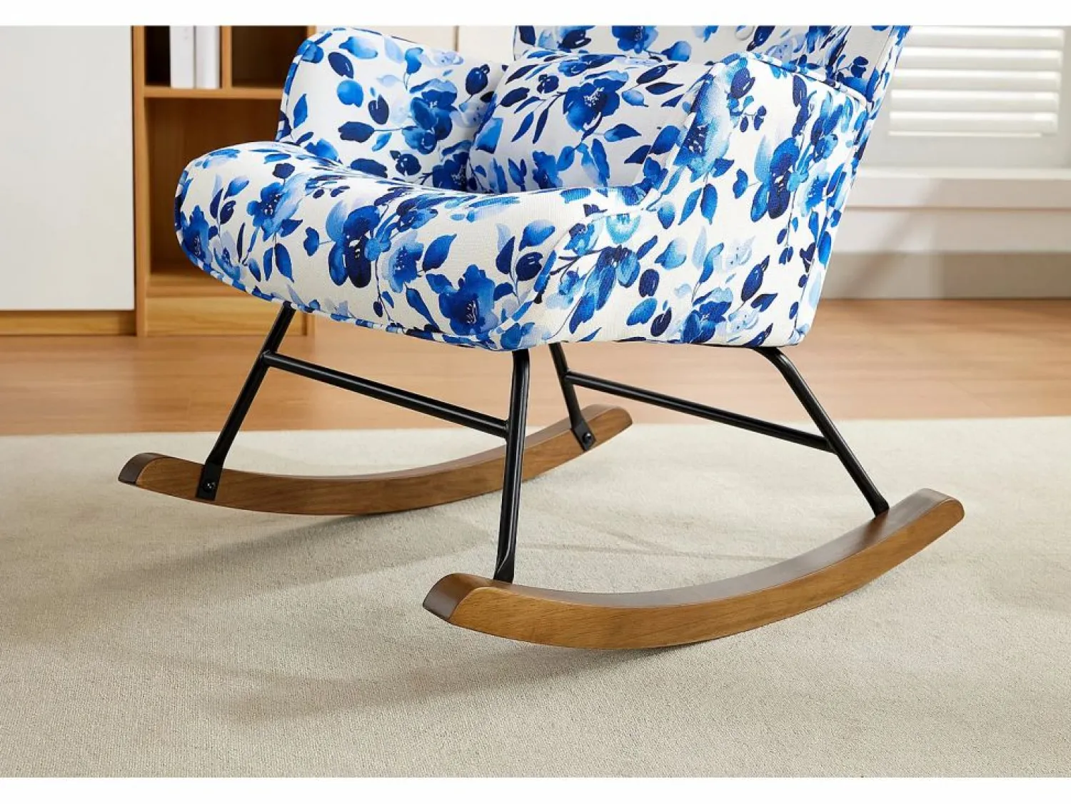 Elegante mecedora de terciopelo con estructura de metal y base de madera para un dormitorio con estilo.