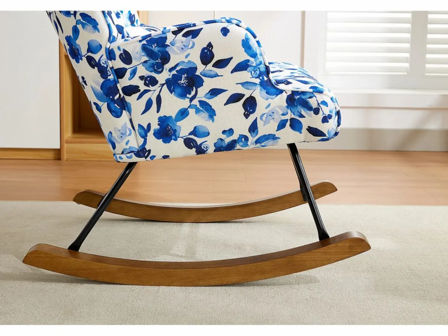 Elegante mecedora de terciopelo con estructura de metal y base de madera para un dormitorio con estilo.