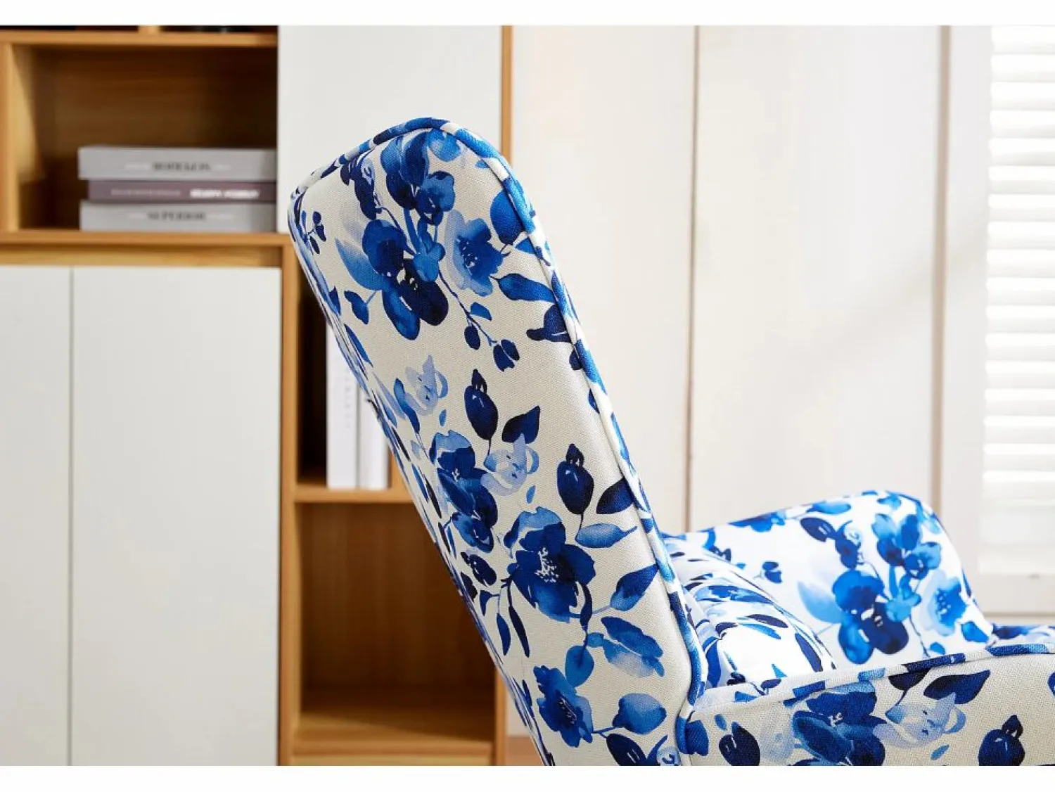 Elegante mecedora de terciopelo con estructura de metal y base de madera para un dormitorio con estilo.