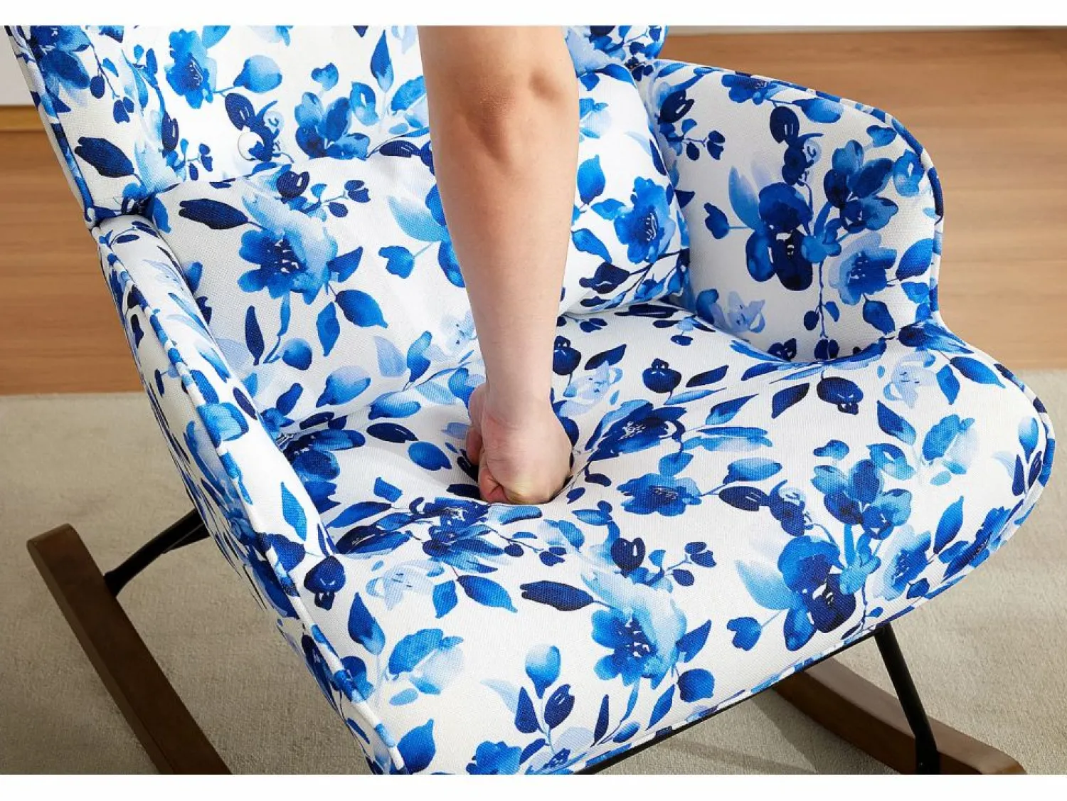Elegante mecedora de terciopelo con estructura de metal y base de madera para un dormitorio con estilo.