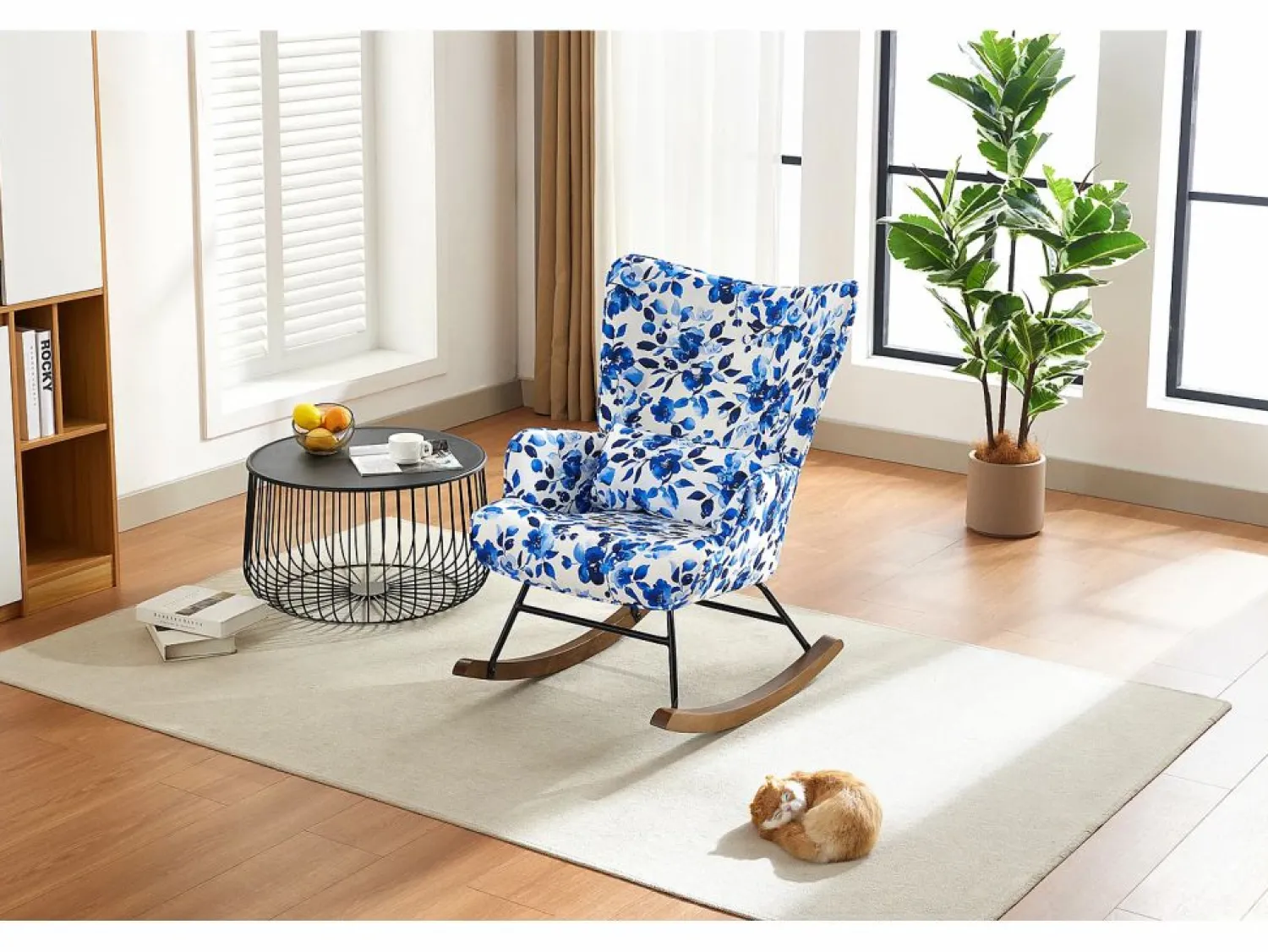 Elegante mecedora de terciopelo con estructura de metal y base de madera para un dormitorio con estilo.