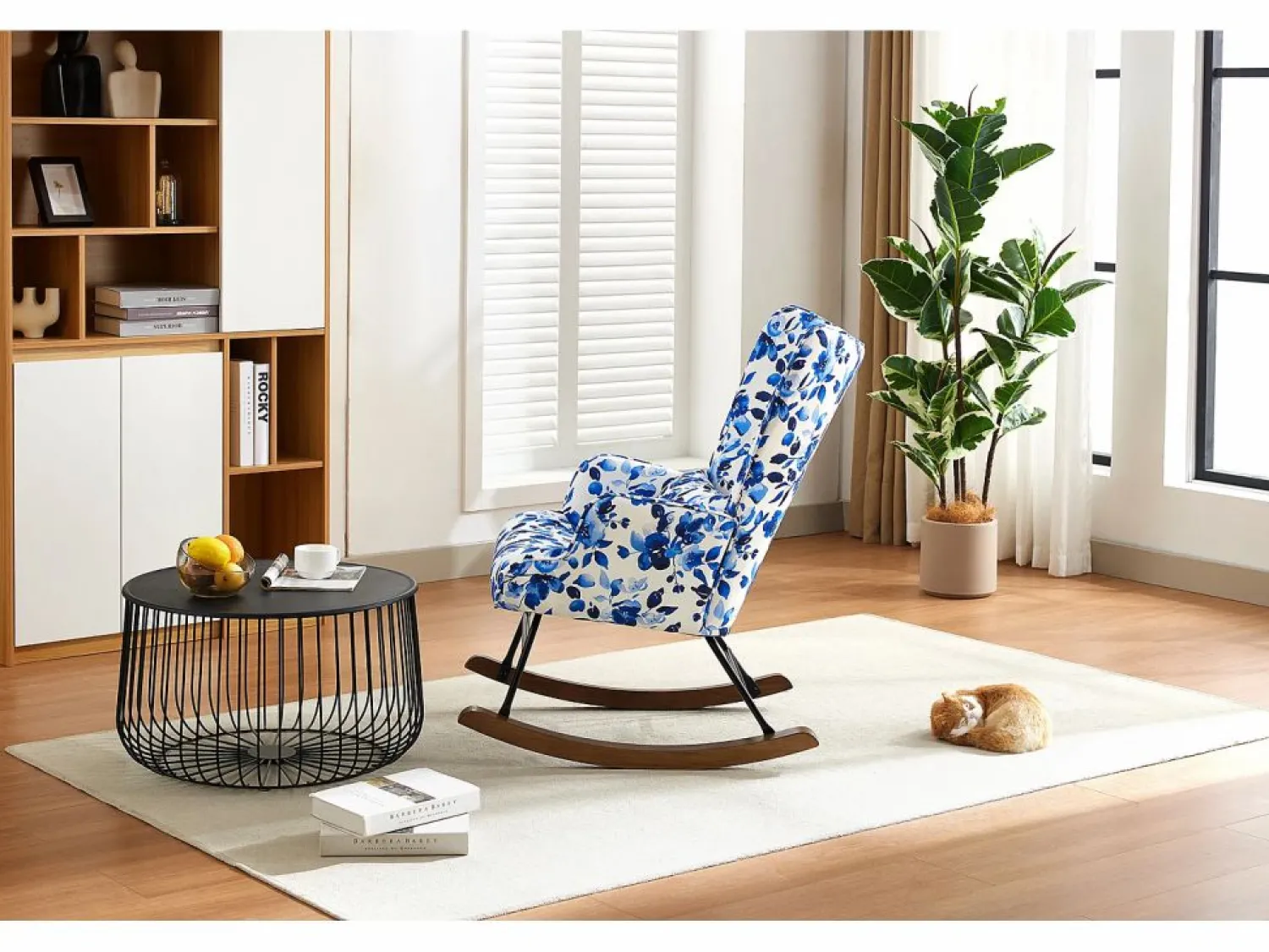 Elegante mecedora de terciopelo con estructura de metal y base de madera para un dormitorio con estilo.