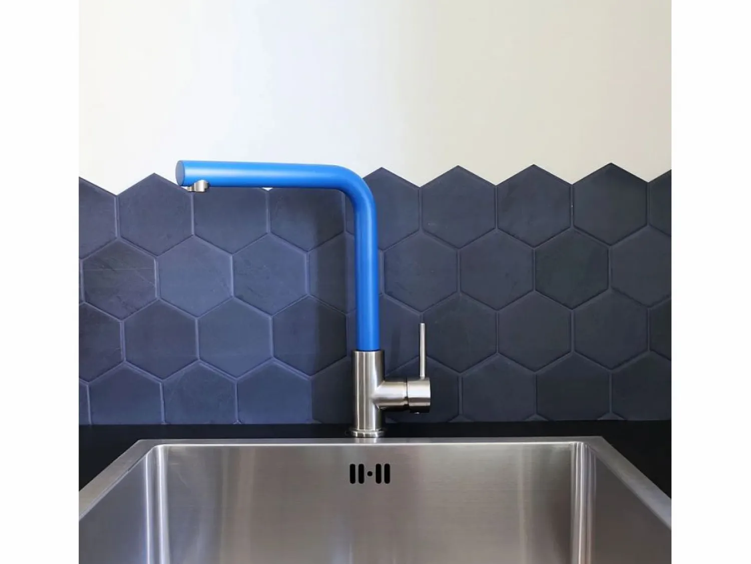 Essebagno Esseloki Mezclador para fregadero de acero inoxidable con caño azul
