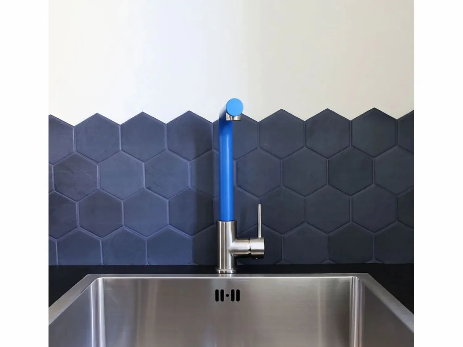 Essebagno Esseloki Mezclador para fregadero de acero inoxidable con caño azul