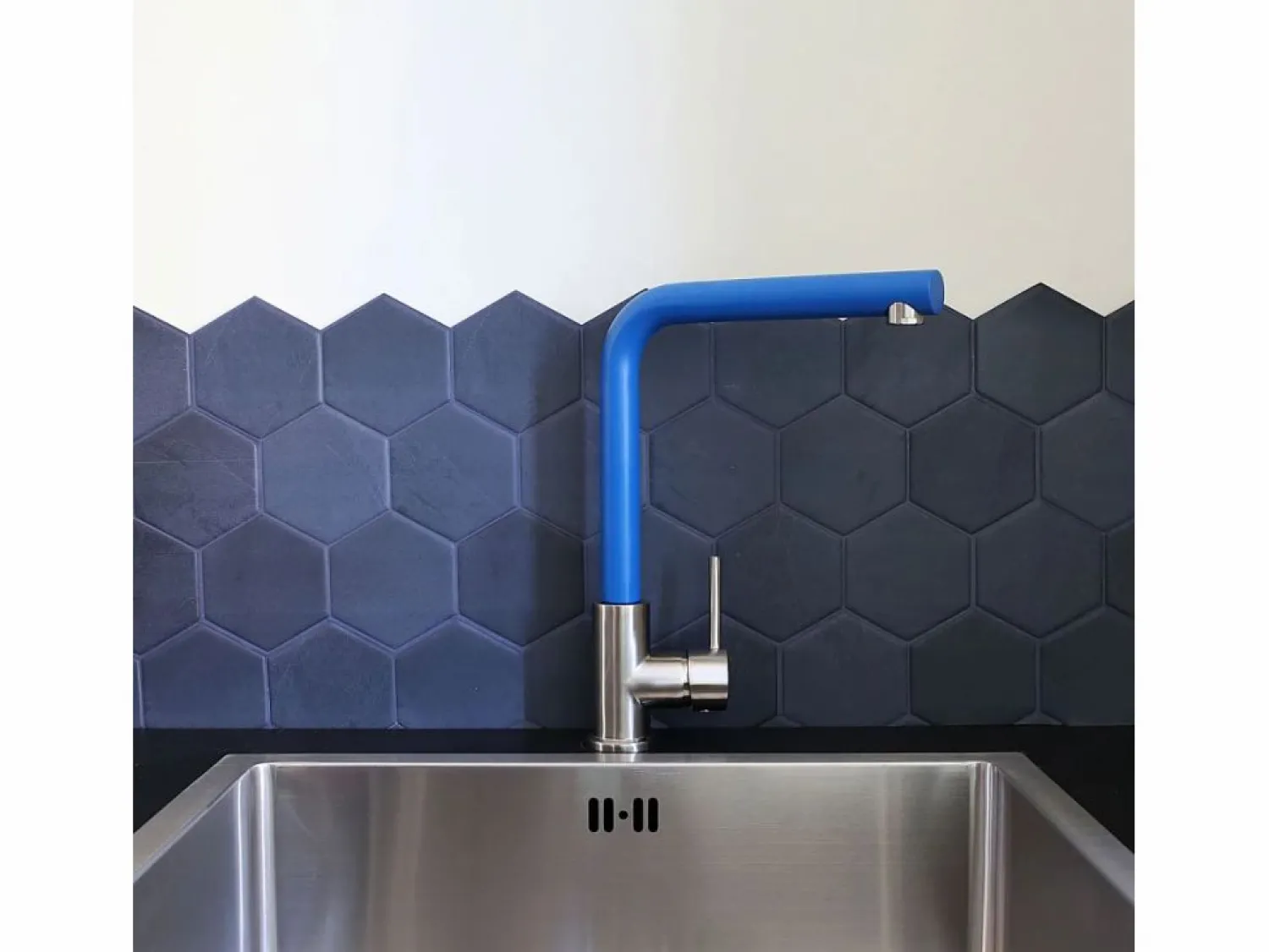 Essebagno Esseloki Mezclador para fregadero de acero inoxidable con caño azul