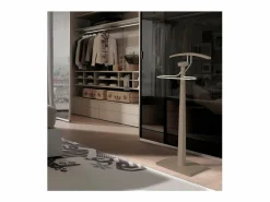 Galan 368 lacado en moka y herraje cromo. 112 cm(alto), 46 cm (ancho), 34 cm(fondo).