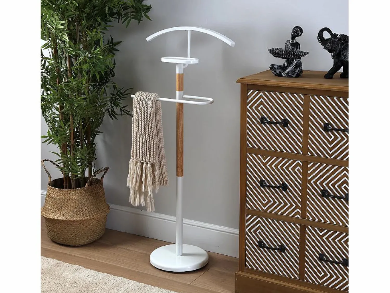 Discount Versa Holstebro Galán de Noche Moderno Multifuncional con 2 Perchas o Colgadores para Ropa de Hombre o Mujer, , 112x28,8x46,5cm Blanco