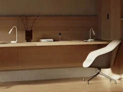 Sale Lámpara de mesa LED Stem 5W negra, luz cálida, carga inalámbrica y cabezal ajustable Lámpara De Escritorio