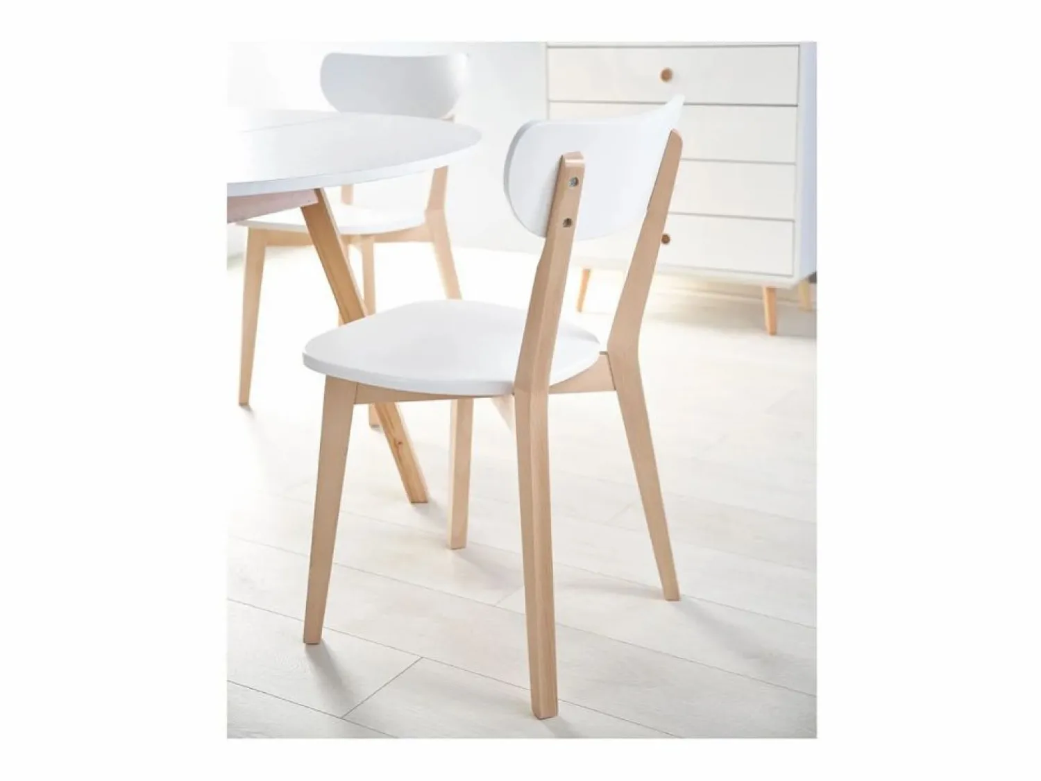 MSO Mesa redonda escandinava con extensión 102cm Storend - Juego de 4 sillas Storend (360€) Blanco