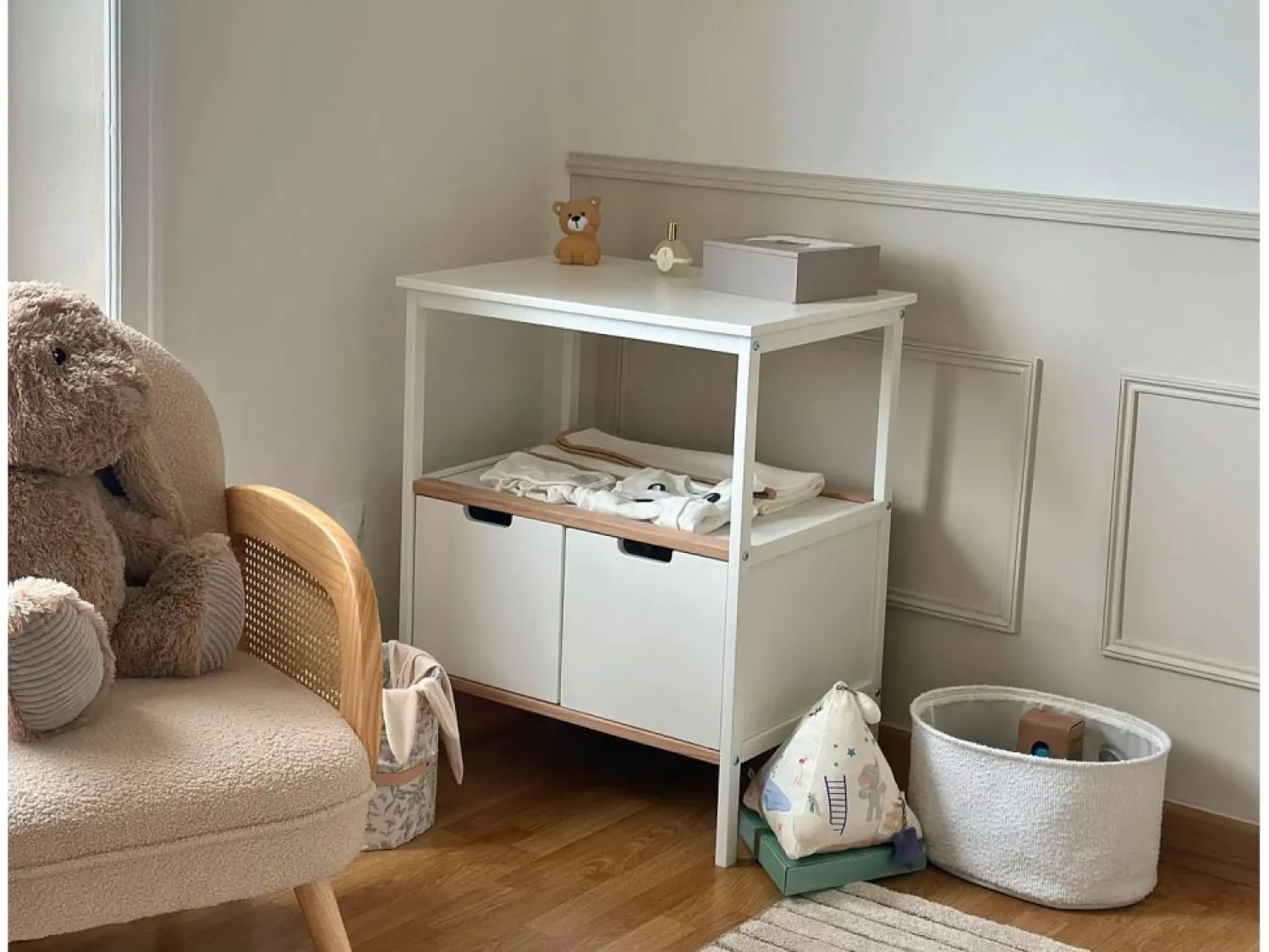 Online AT4 Mueble cambiador bebé 2 puertas NATUR madera - Haya Cruda - 68 x 66 x 90,5 cm Color natural claro