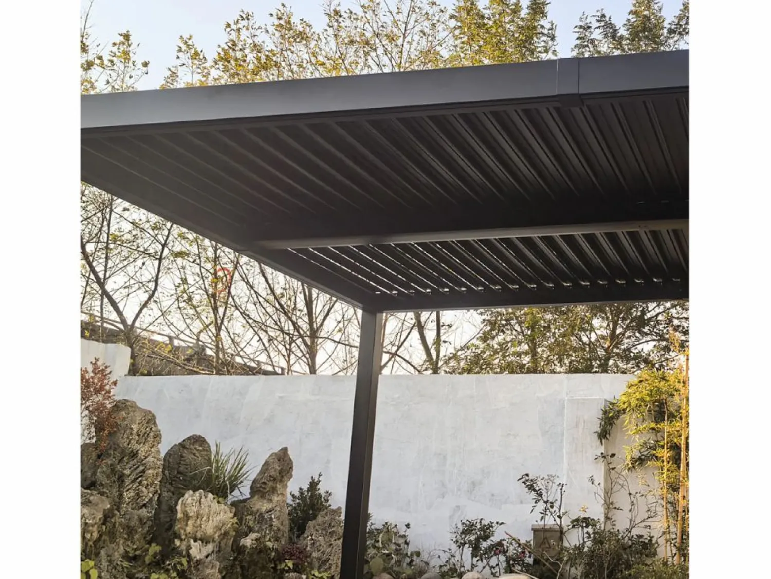 Outlet Concept-Usine Pérgola bioclimática de 4x3m con estructura y lamas de aluminio antracita NAXOS Gris