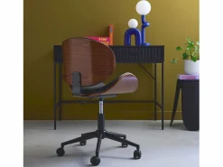 Discount Sweeek Silla de oficina con ruedas, madera curvada y acabado en polipiel Negro
