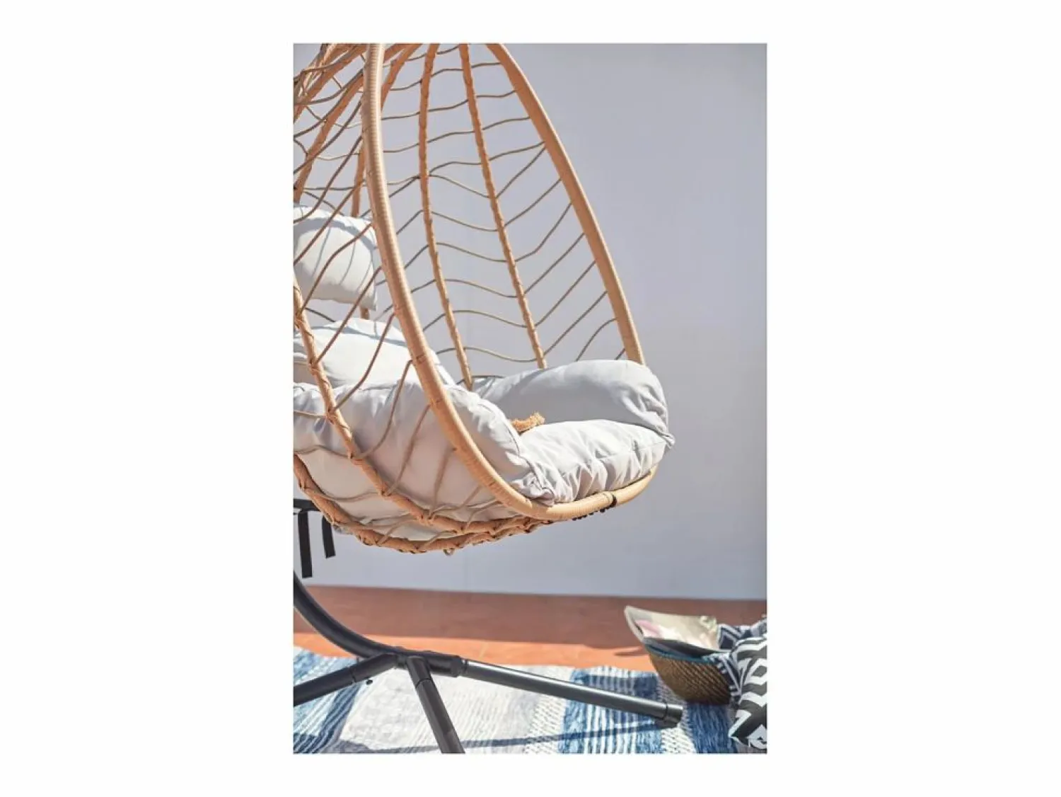 Concept-Usine Sillón colgante de resina y acero LIMA