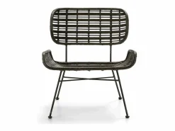 Les Tendances Sillón de mimbre tejido oscuro y patas de metal.