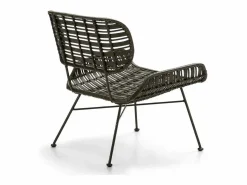Les Tendances Sillón de mimbre tejido oscuro y patas de metal.